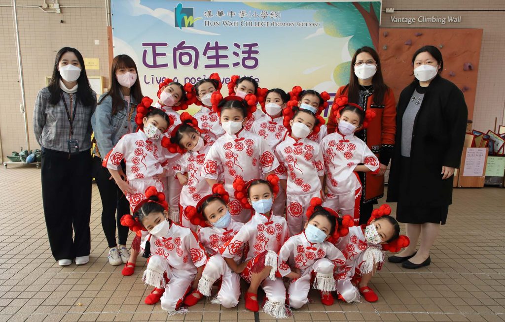 本校低小中國舞校隊於第五十九屆學校舞蹈節群舞比賽中表演舞蹈「剪紙女孩」，並榮獲甲等獎。恭喜中國舞校隊同學！