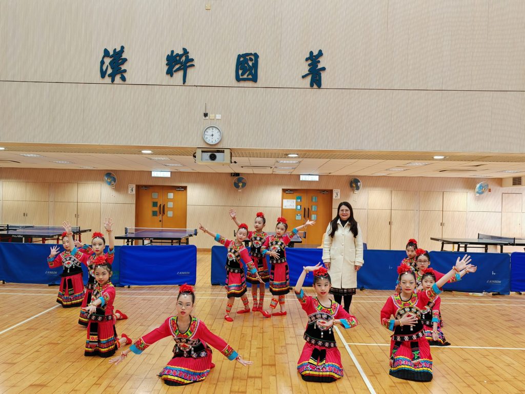 恭喜本校高小中國舞隊在第六十屆學校舞蹈節比賽中獲得甲級獎！