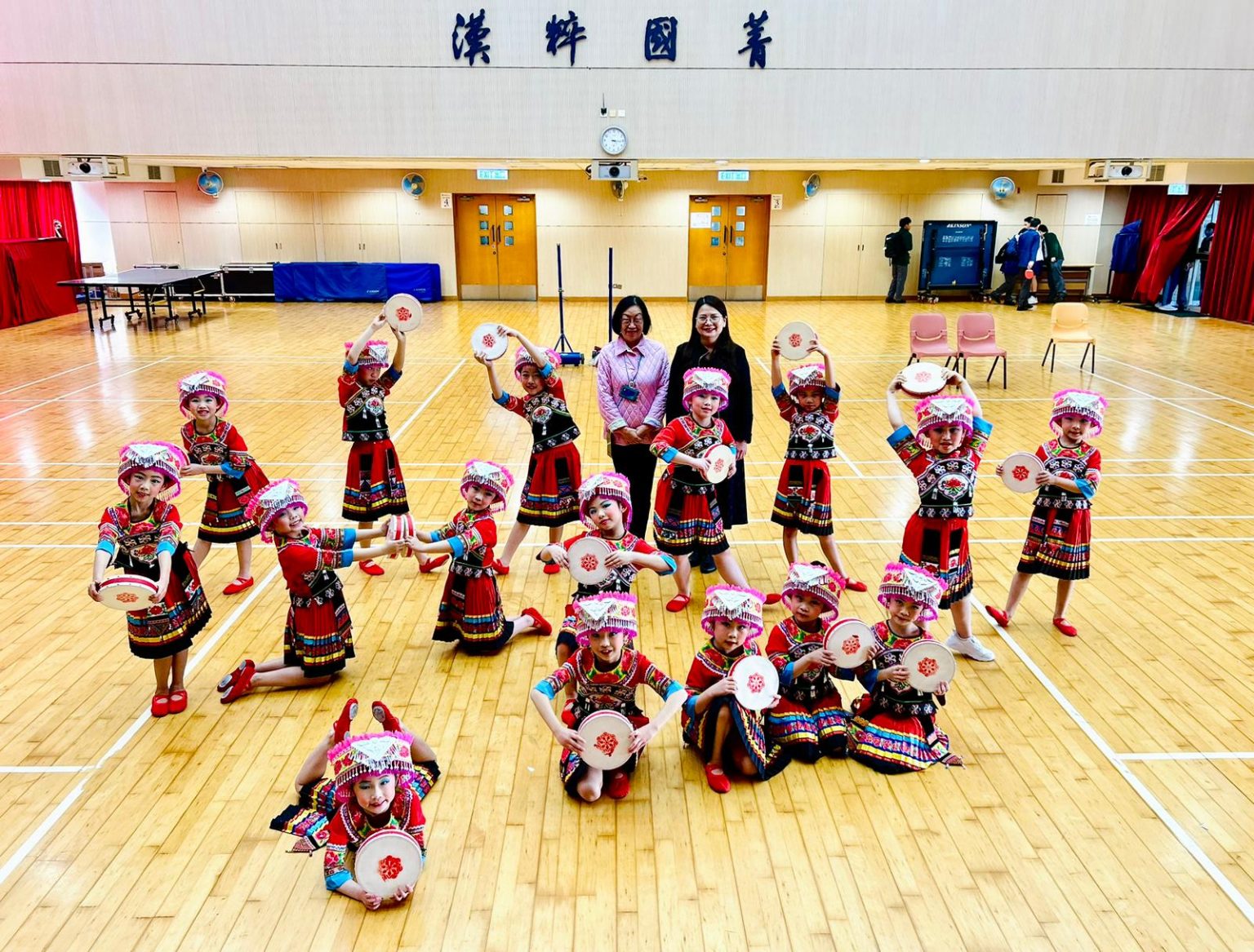 恭喜本校初小中國舞隊在第六十屆學校舞蹈節比賽中獲得甲級獎！